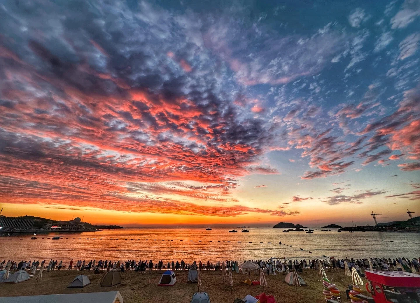Küstenpanorama von Weihai bei Sonnenuntergang, farbenfrohe Wolken über dem Meer und Menschen am Strand – Weihai-Reiseführer: Sehenswürdigkeiten, Strände & Tipps 2026 – The China Journey Küstenpanorama von Weihai bei Sonnenuntergang, farbenfrohe Wolken über dem Meer und Menschen am Strand – Weihai-Reiseführer: Sehenswürdigkeiten, Strände & Tipps 2026 – The China Journey