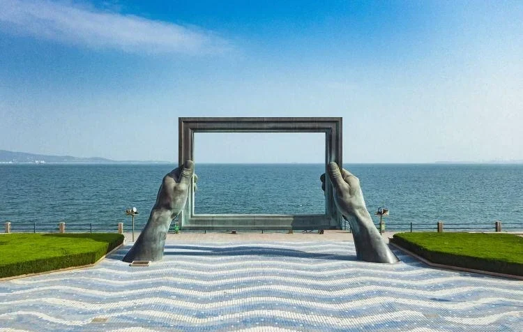 Rahmenskulptur am Meer im Weihai Park, riesige Handskulptur mit Rahmen und Blick auf die Küste – Weihai-Reiseführer: Sehenswürdigkeiten, Strände & Tipps 2026 – The China Journey Rahmenskulptur am Meer im Weihai Park, riesige Handskulptur mit Rahmen und Blick auf die Küste – Weihai-Reiseführer: Sehenswürdigkeiten, Strände & Tipps 2026 – The China Journey