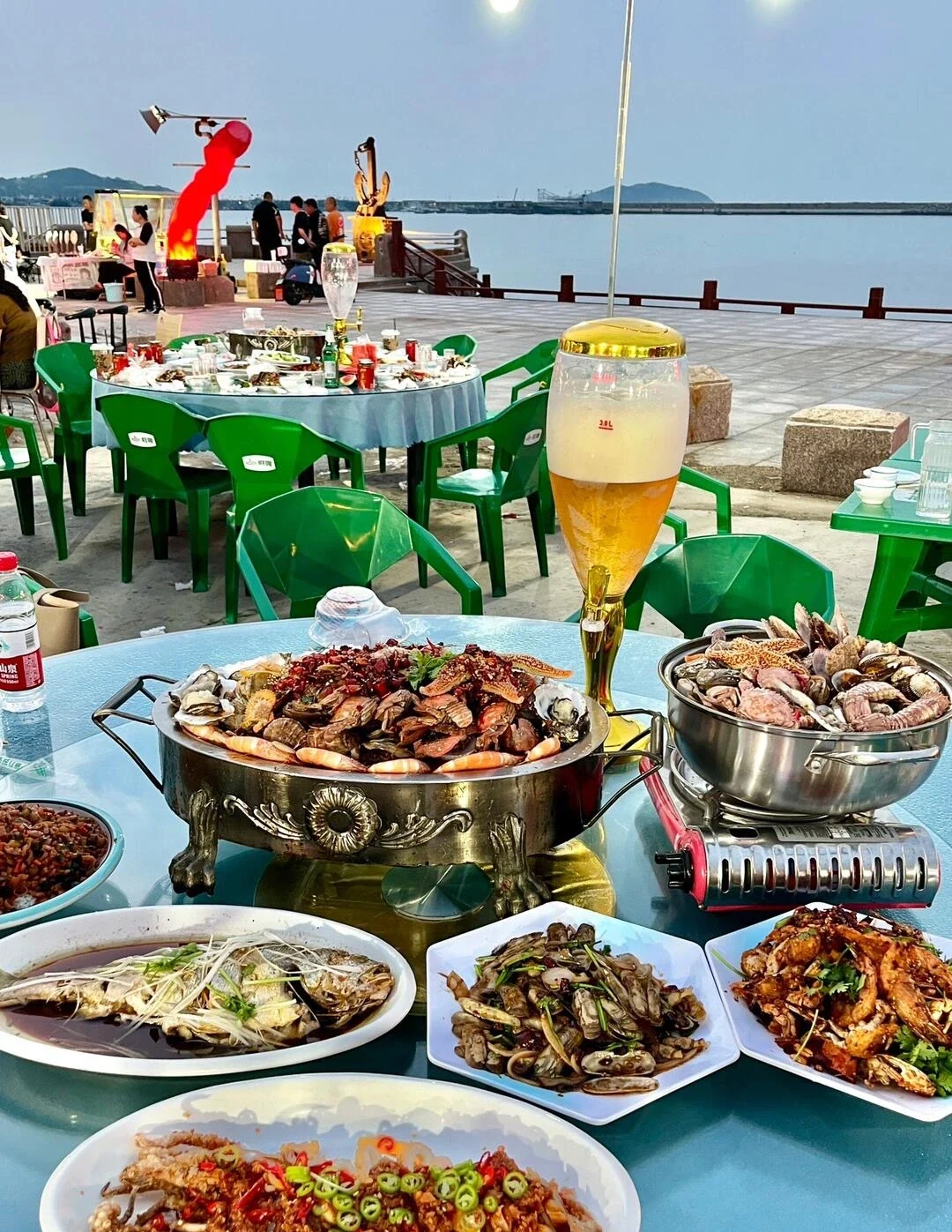 Meeresfrüchte-Grillfest an der Küste von Weihai, frische Gerichte und Bier an einem lebhaften nächtlichen Außenlokal – Weihai-Reiseführer: Sehenswürdigkeiten, Strände & Tipps 2026 – The China Journey Meeresfrüchte-Grillfest an der Küste von Weihai, frische Gerichte und Bier an einem lebhaften nächtlichen Außenlokal – Weihai-Reiseführer: Sehenswürdigkeiten, Strände & Tipps 2026 – The China Journey
