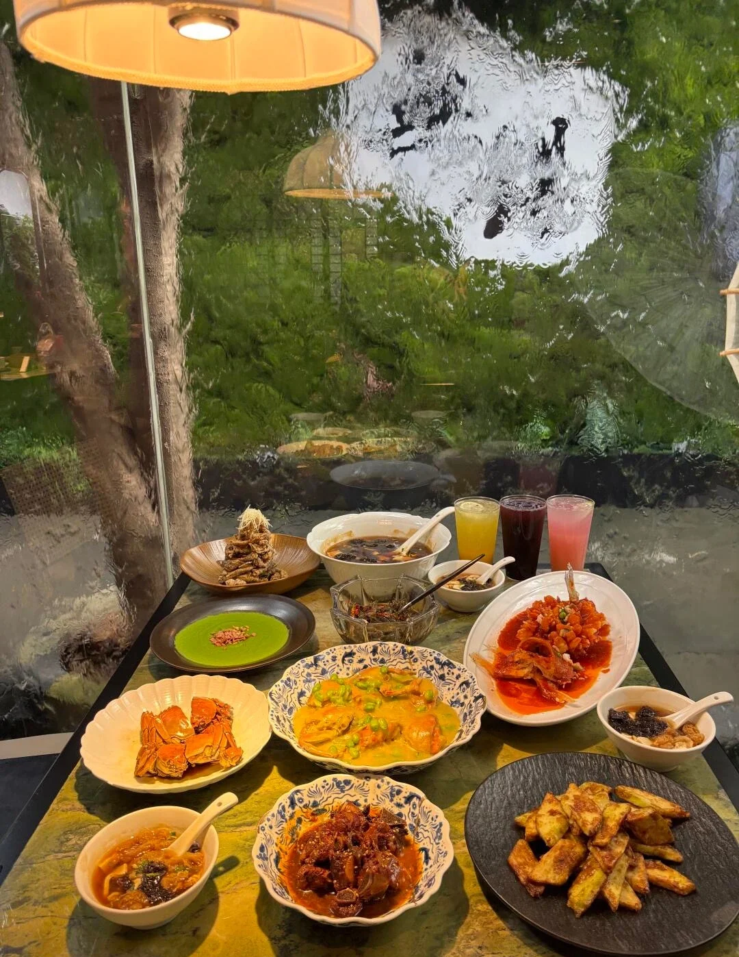 Bord med et stort udvalg af lokale Wuxi-retter, rige Jiangsu-retter med krabbe, kød og braiserede specialiteter i hyggelige restaurantomgivelser - Wuxi rejseguide: Bedste rejseplan og tips 2026 - The China Journey Bord med et stort udvalg af lokale Wuxi-retter, rige Jiangsu-retter med krabbe, kød og braiserede specialiteter i hyggelige restaurantomgivelser - Wuxi rejseguide: Bedste rejseplan og tips 2026 - The China Journey