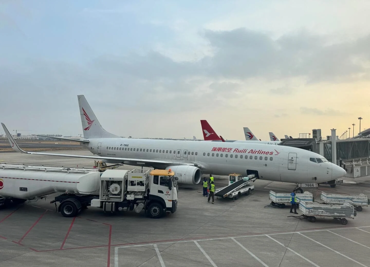 Landingsbane ved Sunan Shuofang Airport i Wuxi, passagerfly og jordservicekøretøjer, der gør klar til afgang under overskyet himmel - Wuxi rejseguide: Bedste rejseplan og tips 2026 - The China Journey Landingsbane ved Sunan Shuofang Airport i Wuxi, passagerfly og jordservicekøretøjer, der gør klar til afgang under overskyet himmel - Wuxi rejseguide: Bedste rejseplan og tips 2026 - The China Journey