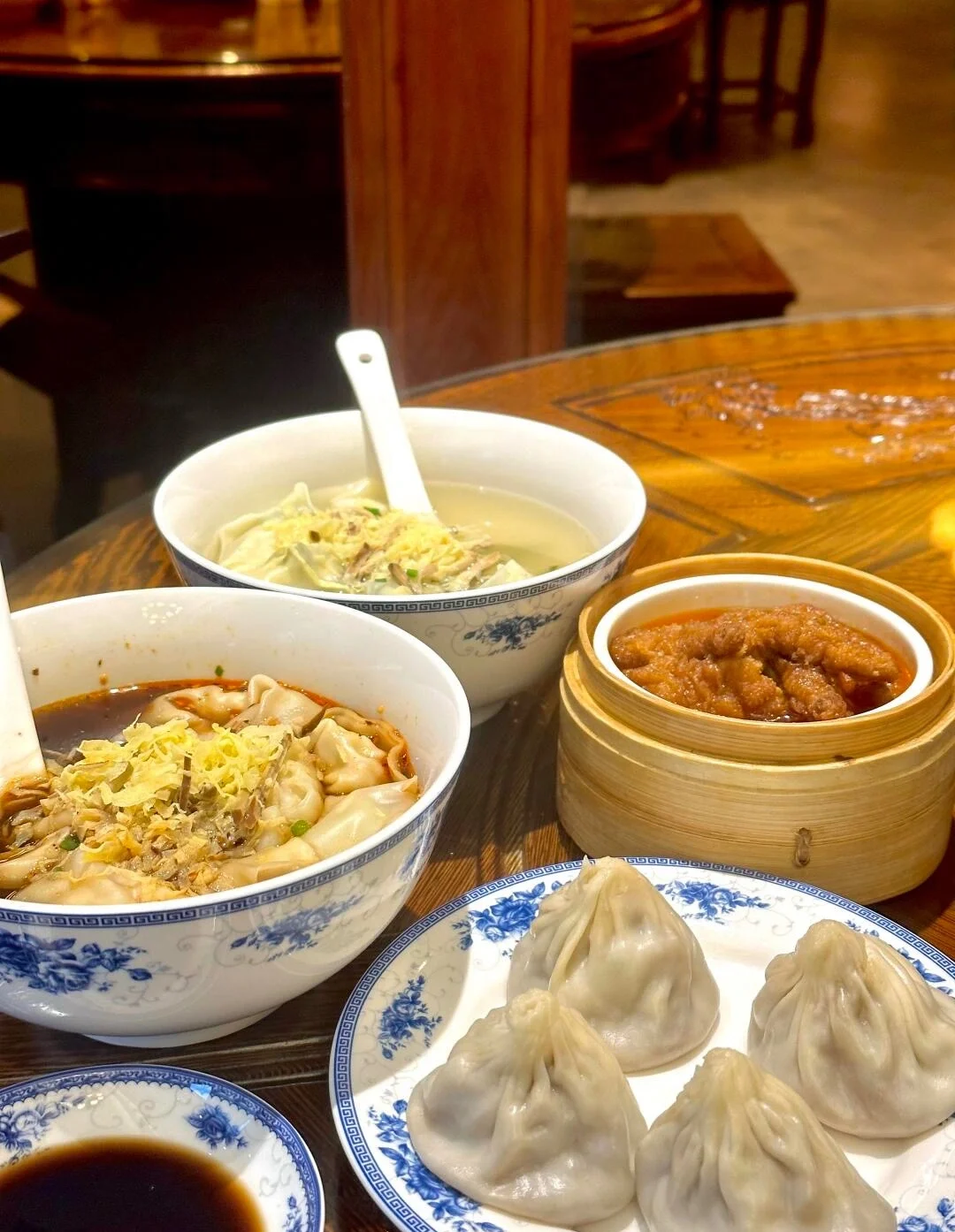 Traditionel Wuxi-morgenmad med boller og nudler, suppeboller, wontons og lokale snacks serveret på træbord i autentisk spisested - Wuxi rejseguide: Bedste rejseplan og tips 2026 - The China Journey Traditionel Wuxi-morgenmad med boller og nudler, suppeboller, wontons og lokale snacks serveret på træbord i autentisk spisested - Wuxi rejseguide: Bedste rejseplan og tips 2026 - The China Journey