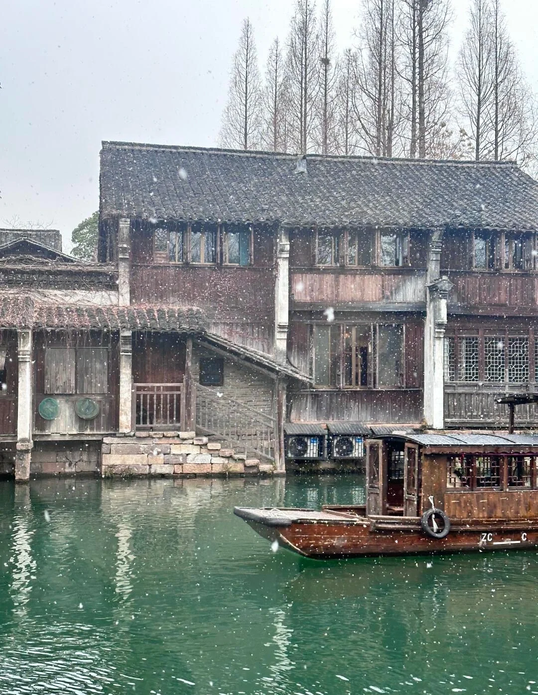 Besneeuwd wintertafereel in het waterstadje Wuzhen, met sneeuw boven houten huizen en kanaalboten in een sereen winterlandschap - Reisgids voor Jiaxing: waterstadjes, routes en tips 2026 - The China Journey Besneeuwd wintertafereel in het waterstadje Wuzhen, met sneeuw boven houten huizen en kanaalboten in een sereen winterlandschap - Reisgids voor Jiaxing: waterstadjes, routes en tips 2026 - The China Journey