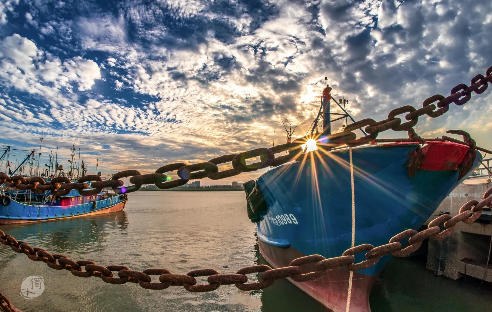 Boten in de vissershaven van Xunpu, aangemeerde vissersboten onder een dramatische lucht met zonlicht op het water in Quanzhou - Reisgids voor Quanzhou: beste route, eten & tips 2026 - The China Journey Boten in de vissershaven van Xunpu, aangemeerde vissersboten onder een dramatische lucht met zonlicht op het water in Quanzhou - Reisgids voor Quanzhou: beste route, eten & tips 2026 - The China Journey