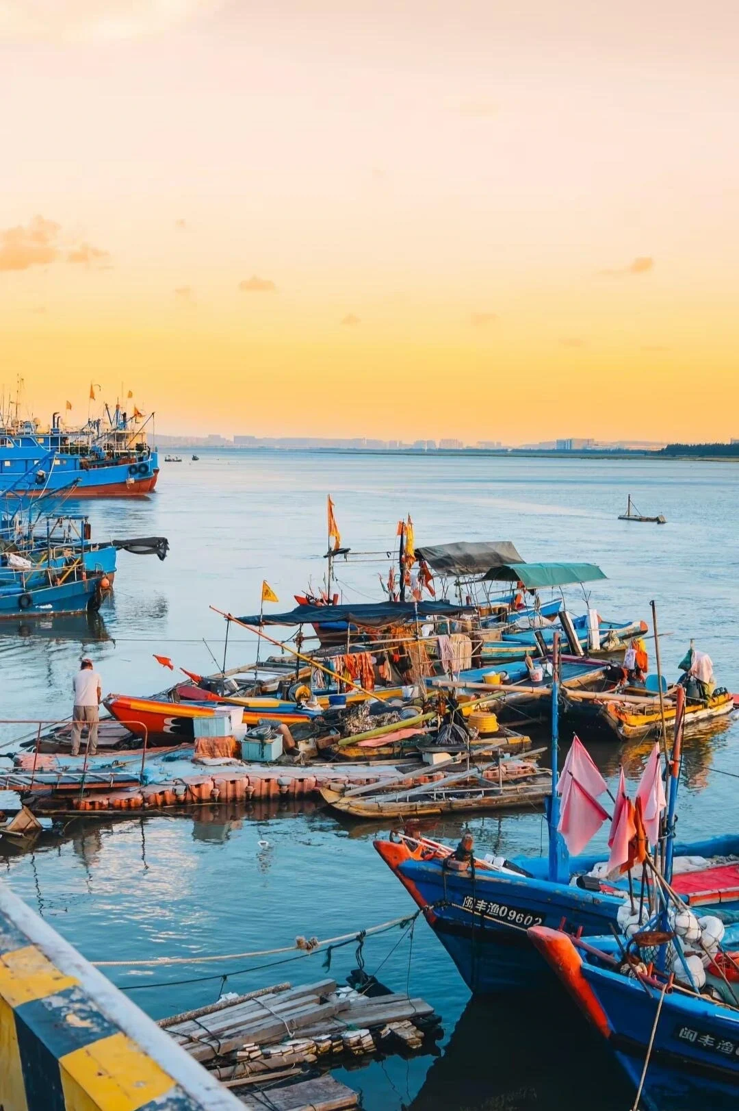 Zonsondergang in de vissershaven van Xunpu, kleurrijke boten op kalm water met warme lucht en sfeer van het kustleven - Reisgids voor Quanzhou: beste route, eten & tips 2026 - The China Journey Zonsondergang in de vissershaven van Xunpu, kleurrijke boten op kalm water met warme lucht en sfeer van het kustleven - Reisgids voor Quanzhou: beste route, eten & tips 2026 - The China Journey