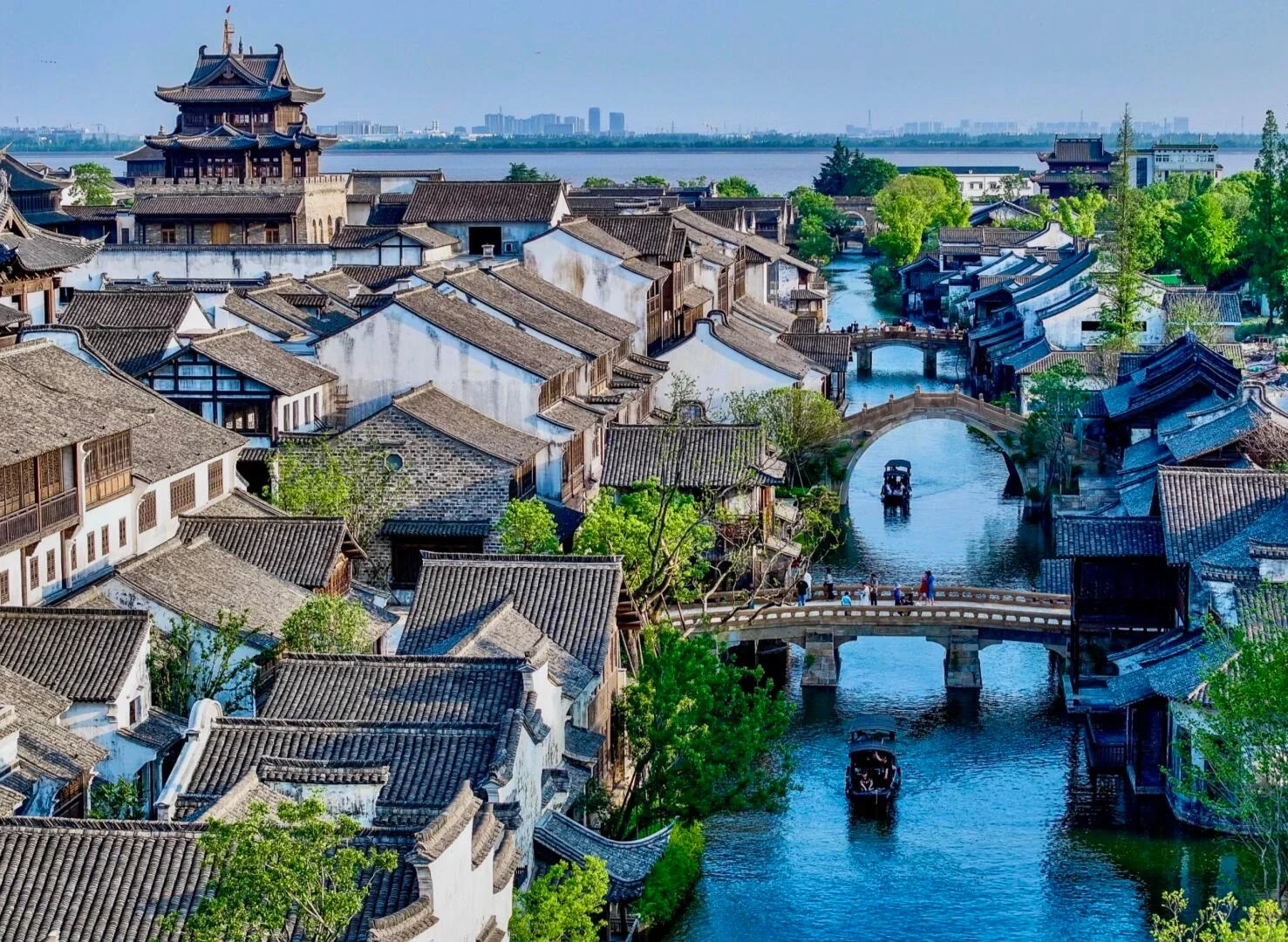 Kanalen, bruggen en architectuur van de oude stad Yanguan, met traditionele Jiangnan-daken, stenen bruggen en waterwegen in een historisch rivierstadje - Reisgids voor Jiaxing: waterstadjes, routes en tips 2026 - The China Journey Kanalen, bruggen en architectuur van de oude stad Yanguan, met traditionele Jiangnan-daken, stenen bruggen en waterwegen in een historisch rivierstadje - Reisgids voor Jiaxing: waterstadjes, routes en tips 2026 - The China Journey