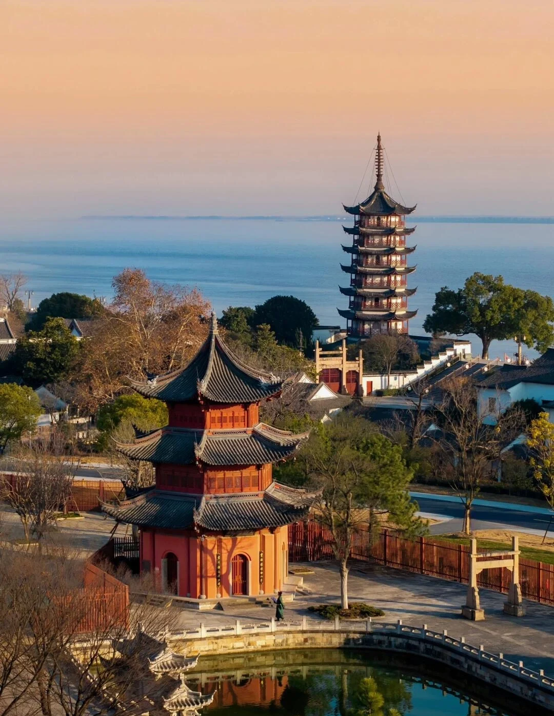 Uitzicht op de pagode van Chaole City in Yanguan, met een elegante pagode en traditionele gebouwen aan het water in zacht avondlicht - Reisgids voor Jiaxing: waterstadjes, routes en tips 2026 - The China Journey Uitzicht op de pagode van Chaole City in Yanguan, met een elegante pagode en traditionele gebouwen aan het water in zacht avondlicht - Reisgids voor Jiaxing: waterstadjes, routes en tips 2026 - The China Journey