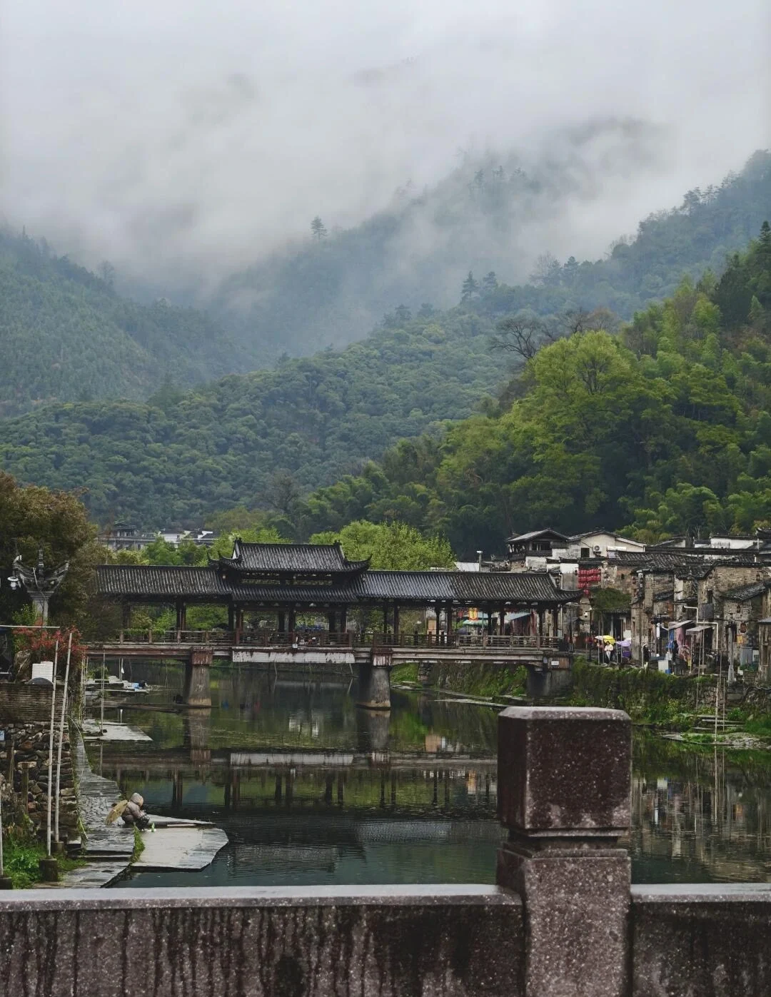 Yaoli Ancient Town ved Jingdezhen med stenbro over floden, tågede bjerge og historiske huse i et fredeligt landsbymiljø - Jingdezhen rejseguide: Keramik, markeder og tips 2026 - The China Journey Yaoli Ancient Town ved Jingdezhen med stenbro over floden, tågede bjerge og historiske huse i et fredeligt landsbymiljø - Jingdezhen rejseguide: Keramik, markeder og tips 2026 - The China Journey