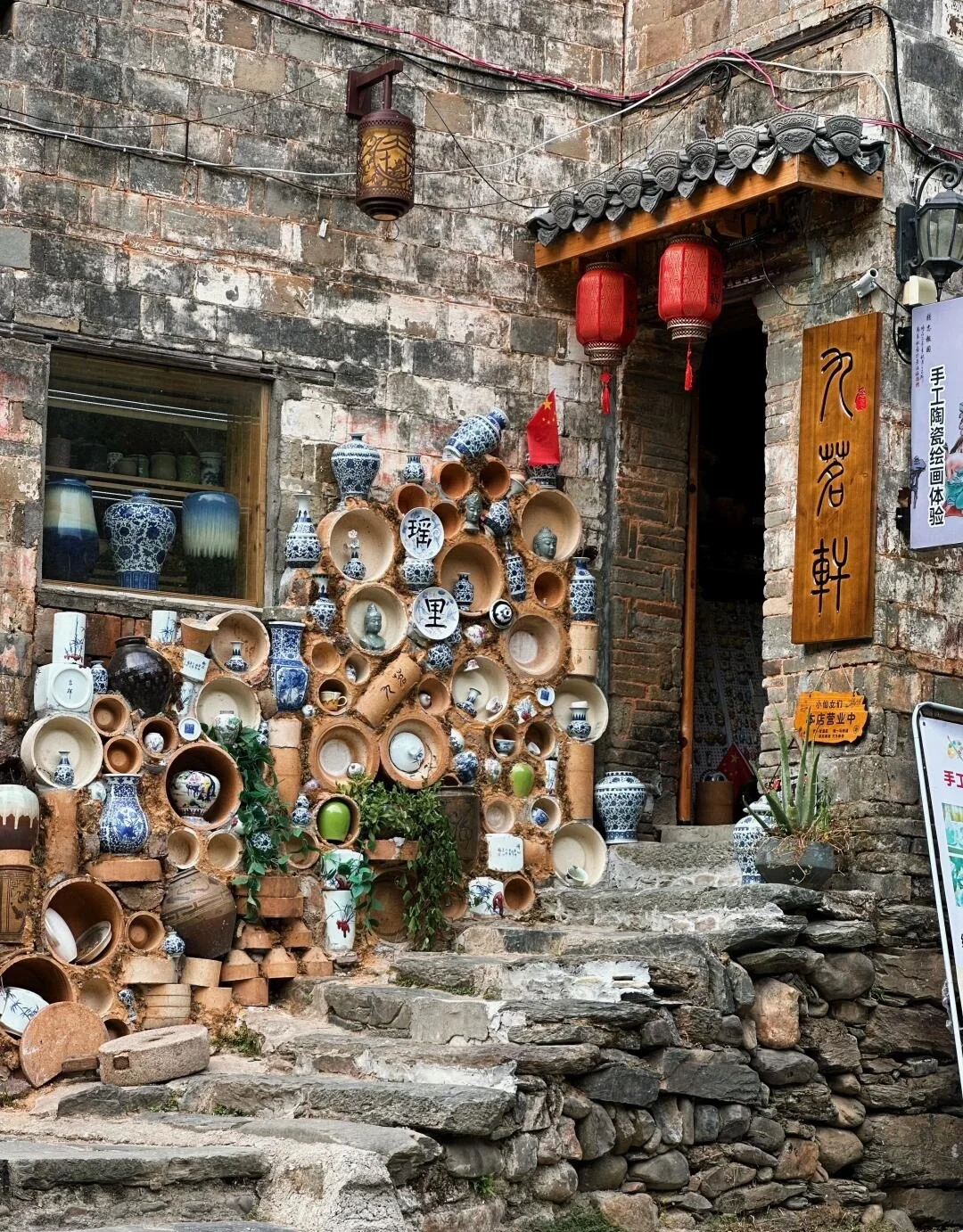 Keramikgade i Yaoli Ancient Town med rustikke stenhuse dekoreret med keramik, der viser Jingdezhens autentiske håndværkerliv - Jingdezhen rejseguide: Keramik, markeder og tips 2026 - The China Journey Keramikgade i Yaoli Ancient Town med rustikke stenhuse dekoreret med keramik, der viser Jingdezhens autentiske håndværkerliv - Jingdezhen rejseguide: Keramik, markeder og tips 2026 - The China Journey