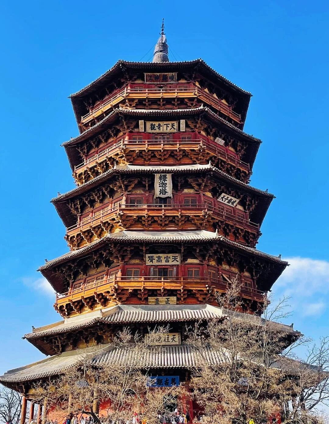 Yingxian-træpagoden, et vartegn i Shanxi, høj gammel træpagode med detaljeret arkitektur og historisk buddhistisk konstruktion under klar blå himmel - Rejseguide til Datong: De bedste oplevelser i 2026 2026 - The China Journey Yingxian-træpagoden, et vartegn i Shanxi, høj gammel træpagode med detaljeret arkitektur og historisk buddhistisk konstruktion under klar blå himmel - Rejseguide til Datong: De bedste oplevelser i 2026 2026 - The China Journey