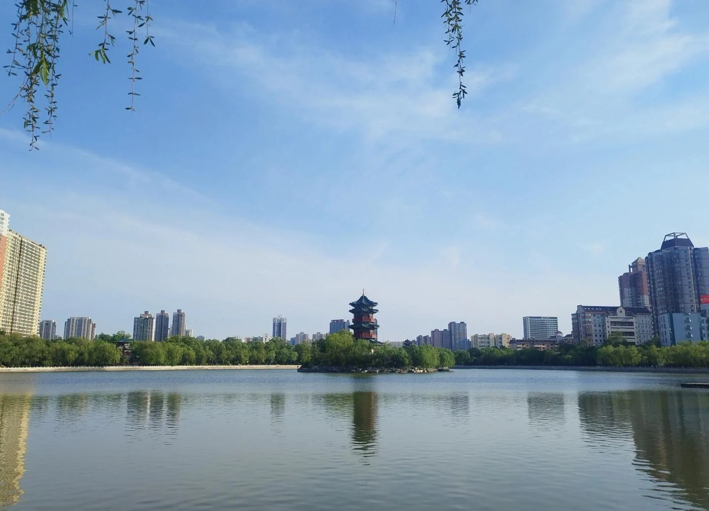 Yingze Park i Taiyuan, fredelig sø med pagodeø omgivet af grønne områder og byens skyline under en klar blå himmel - Taiyuan rejseguide: Bedste rejseplan og tips 2026 - The China Journey Yingze Park i Taiyuan, fredelig sø med pagodeø omgivet af grønne områder og byens skyline under en klar blå himmel - Taiyuan rejseguide: Bedste rejseplan og tips 2026 - The China Journey