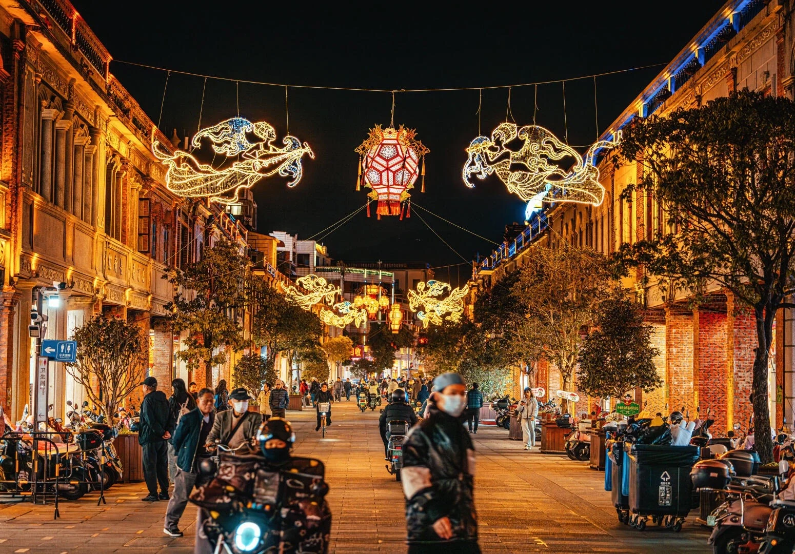 Lantaarnfestival op Zhongshan Road in Quanzhou, feestelijke straat met gloeiende lantaarns, menigten en historische arcades bij nacht - Reisgids voor Quanzhou: beste route, eten & tips 2026 - The China Journey Lantaarnfestival op Zhongshan Road in Quanzhou, feestelijke straat met gloeiende lantaarns, menigten en historische arcades bij nacht - Reisgids voor Quanzhou: beste route, eten & tips 2026 - The China Journey