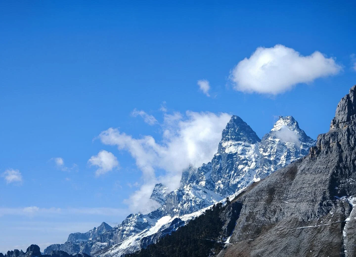 Monts Balagezong : sommets enneigés et vallées profondes dans la région pittoresque de Shangri-La - Guide de voyage Shangri-La : itinéraire, sites et conseils 2026 - Le voyage en Chine Monts Balagezong : sommets enneigés et vallées profondes dans la région pittoresque de Shangri-La - Guide de voyage Shangri-La : itinéraire, sites et conseils 2026 - Le voyage en Chine