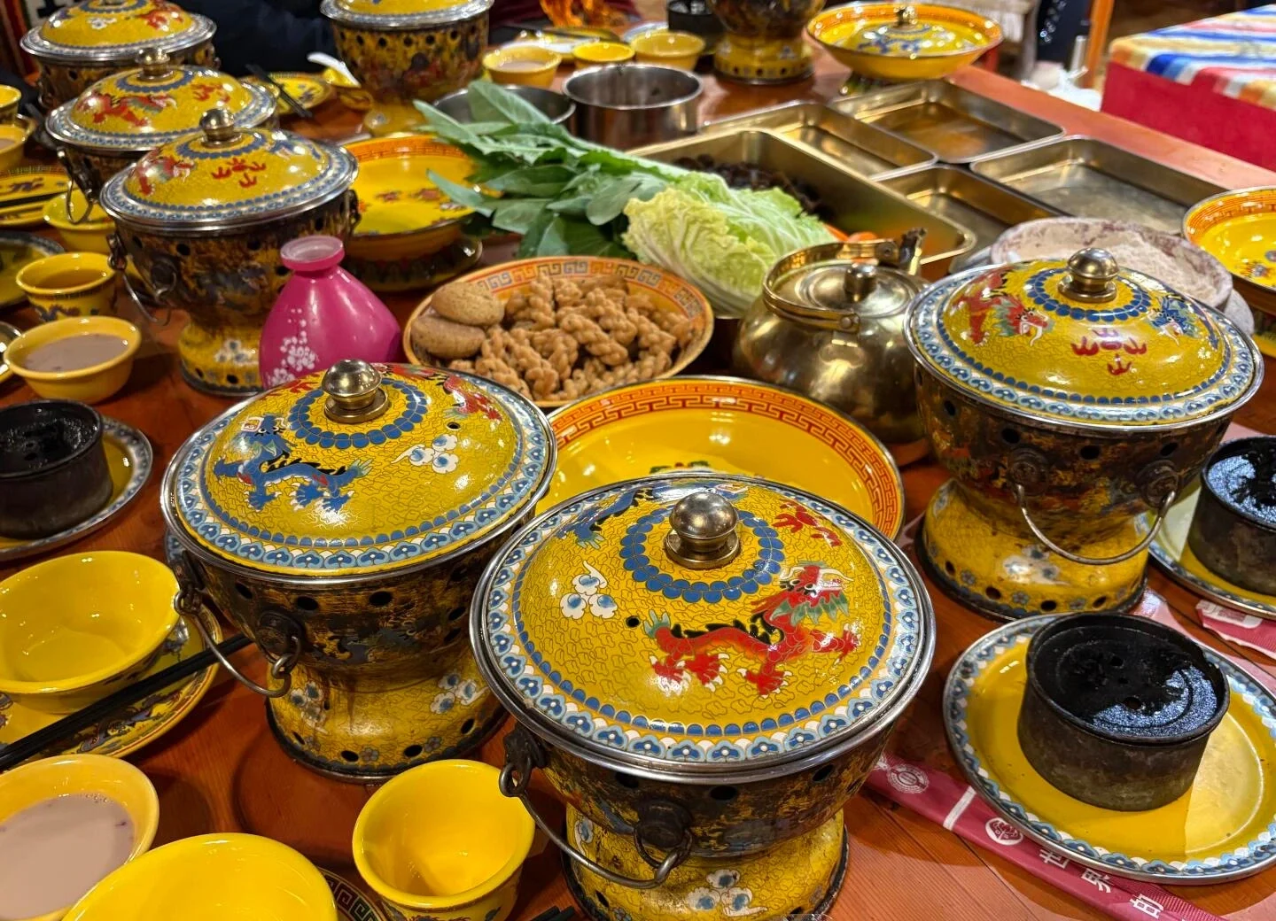 Banquet Tusi au Shangri-La : festin tibétain avec fondue chinoise, thé et plats locaux - Guide de voyage Shangri-La : Itinéraire, sites et conseils 2026 - Le Voyage en Chine Banquet Tusi au Shangri-La : festin tibétain avec fondue chinoise, thé et plats locaux - Guide de voyage Shangri-La : Itinéraire, sites et conseils 2026 - Le Voyage en Chine