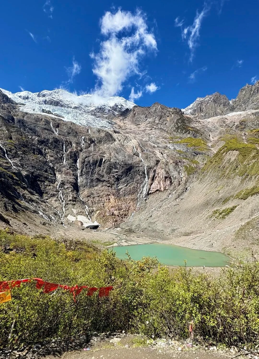 Beeld van Yunnan, Yubeng met besneeuwde bergen, gletsjer, meer, bergen Beeld van Yunnan, Yubeng met besneeuwde bergen, gletsjer, meer, bergen