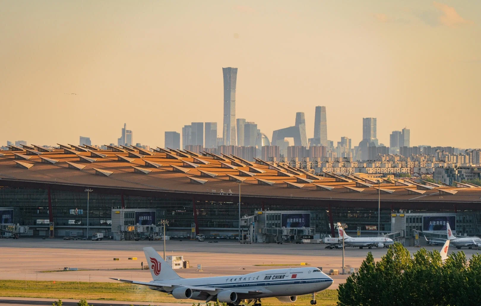 Gün batımında Air China uçağı ve Pekin silüetiyle Pekin Başkent Uluslararası Havalimanı pisti - Pekin'e Nasıl Gidilir: En İyi Ulaşım Seçenekleri 2026 - The China Journey Gün batımında Air China uçağı ve Pekin silüetiyle Pekin Başkent Uluslararası Havalimanı pisti - Pekin'e Nasıl Gidilir: En İyi Ulaşım Seçenekleri 2026 - The China Journey