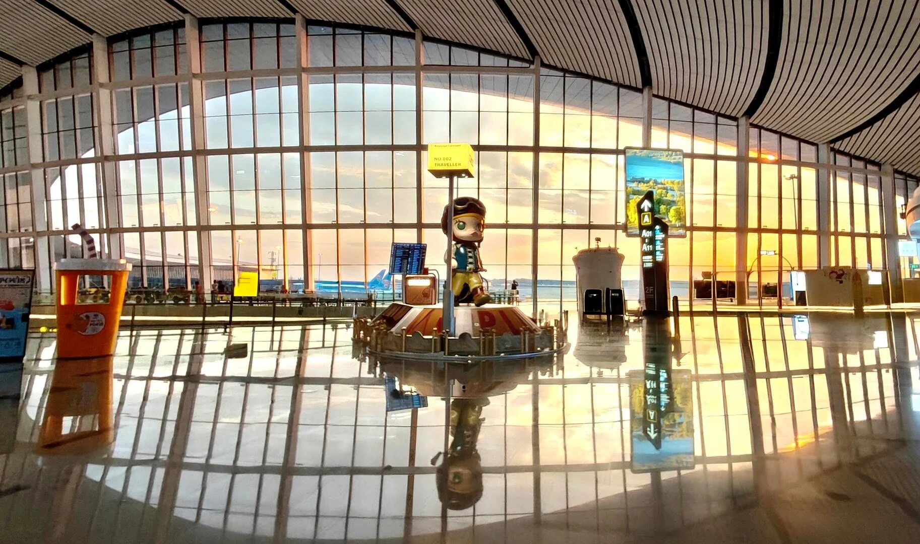 Gün batımında cam pencereleri ve yansımalarıyla Pekin Daxing Uluslararası Havalimanı terminal içi - Pekin'e Nasıl Gidilir: En İyi Ulaşım Seçenekleri 2026 - The China Journey Gün batımında cam pencereleri ve yansımalarıyla Pekin Daxing Uluslararası Havalimanı terminal içi - Pekin'e Nasıl Gidilir: En İyi Ulaşım Seçenekleri 2026 - The China Journey
